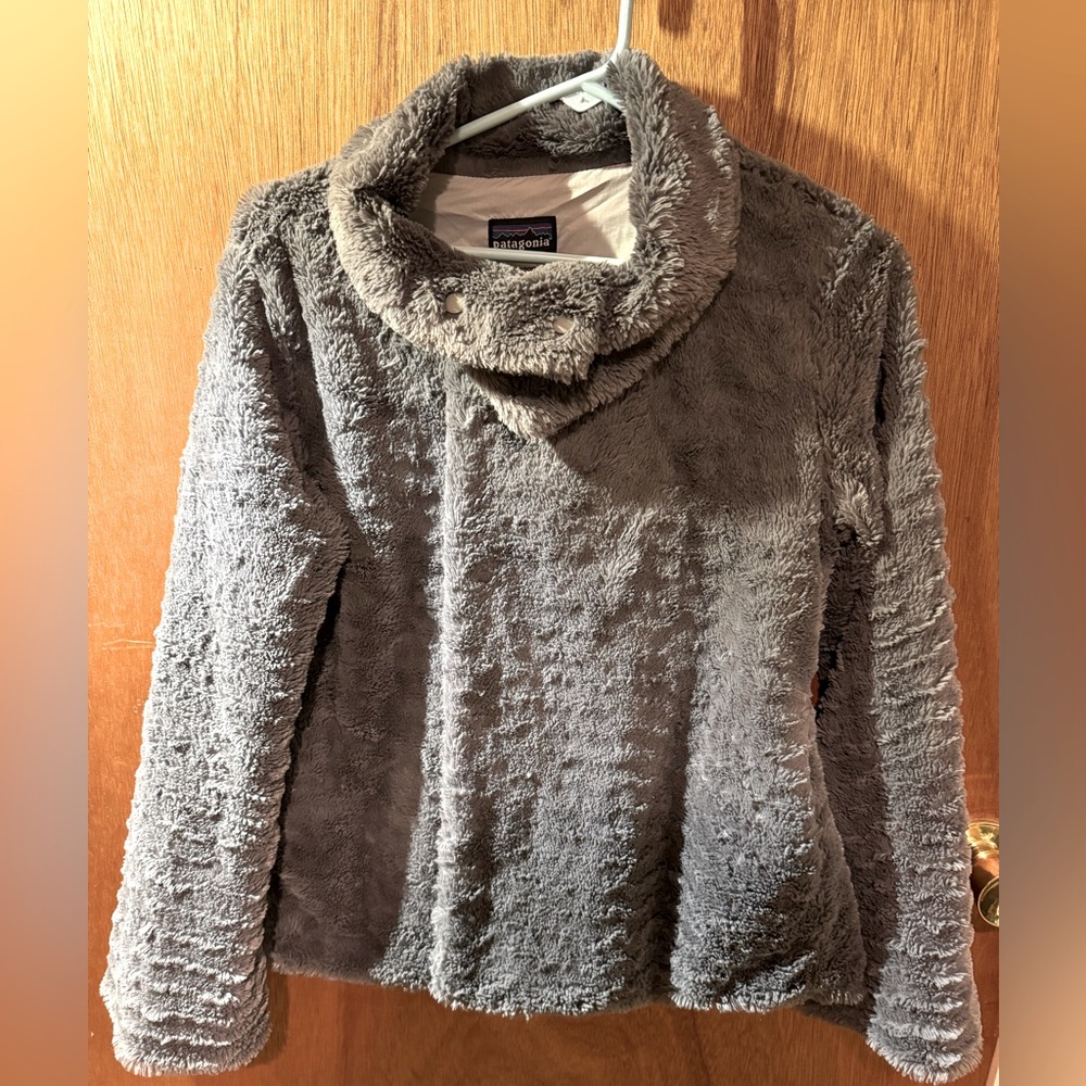 Patagonia Women’s Pelage Jacket. Size medium.
Hip length, soft material